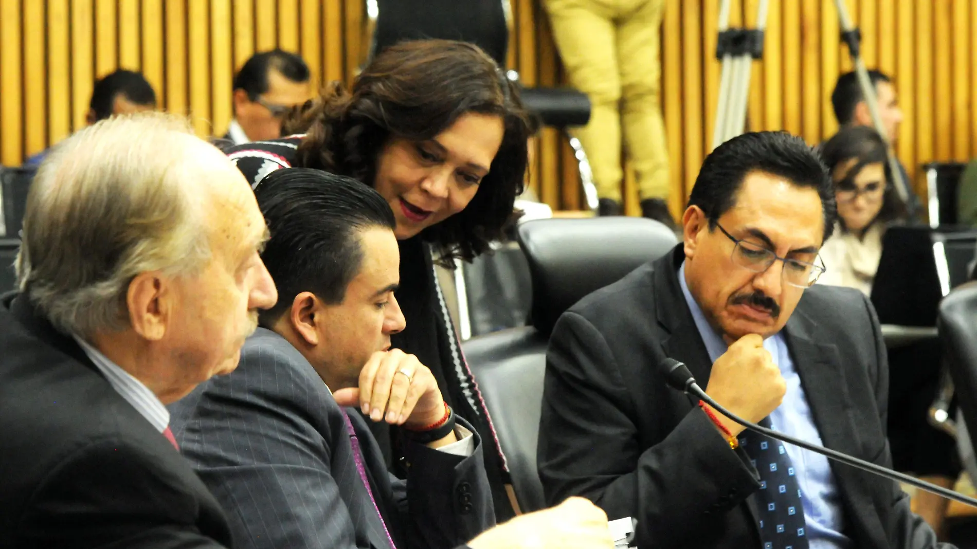 LA CONSEJERA DELECTORAL ADRIANA FAVELA, PLATICA CON CARLOS SUAREZ DE MORENA, FERNANDO GARIBAY DEL PVEM Y CAMERINO ELEAZAR, DEL PRD ernesto muñoz